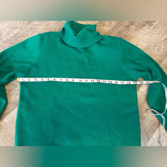Newman  Marcus 100% Cashmere Green Turtleneck Sweater - Picture 6 of 8
